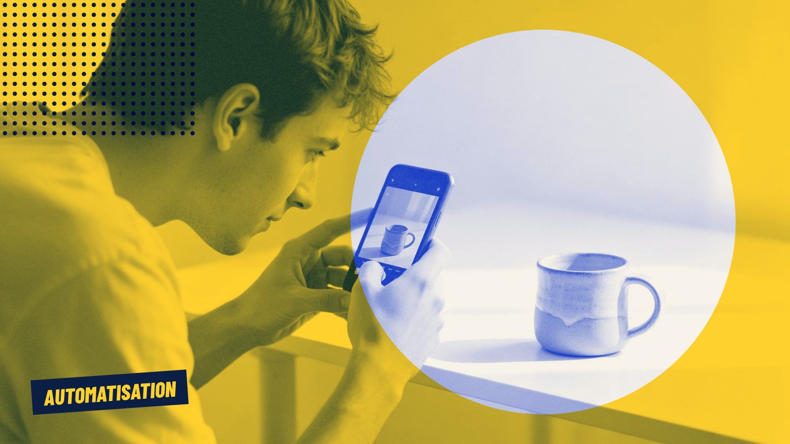 Un jeune homme photographie une tasse en céramique faite à la main avec son téléphone