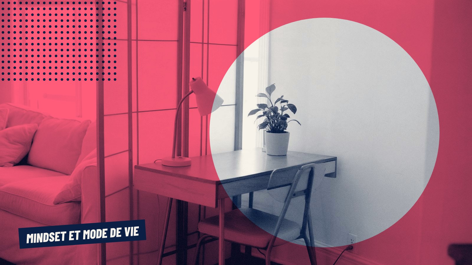 Un petit bureau est installé dans un coin de salon, séparé du canapé par un paravent, avec une lampe et une plante.