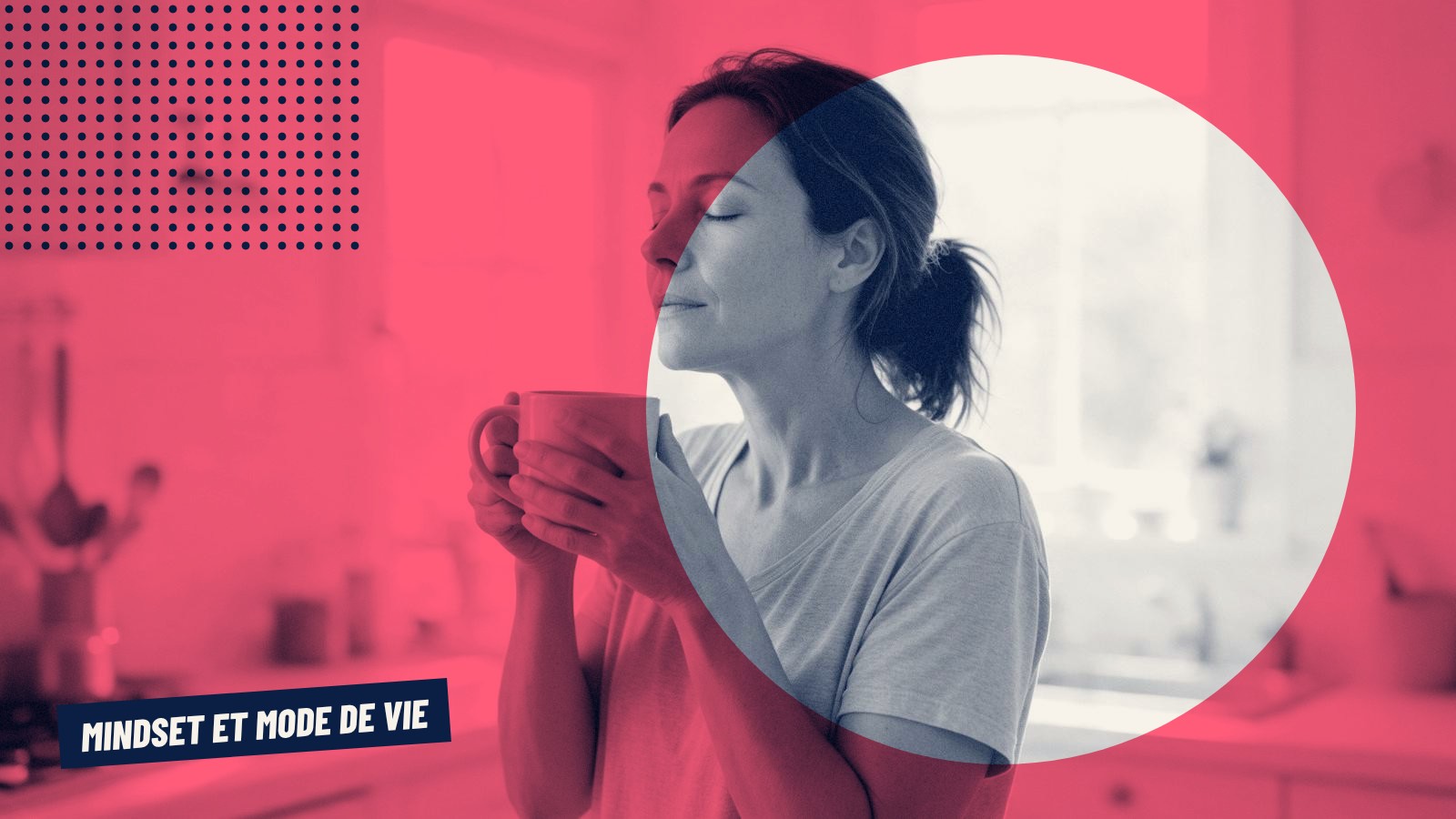 Pieds nus dans sa cuisine, une femme dans la quarantaine ferme les yeux et respire, les mains autour d’une tasse.