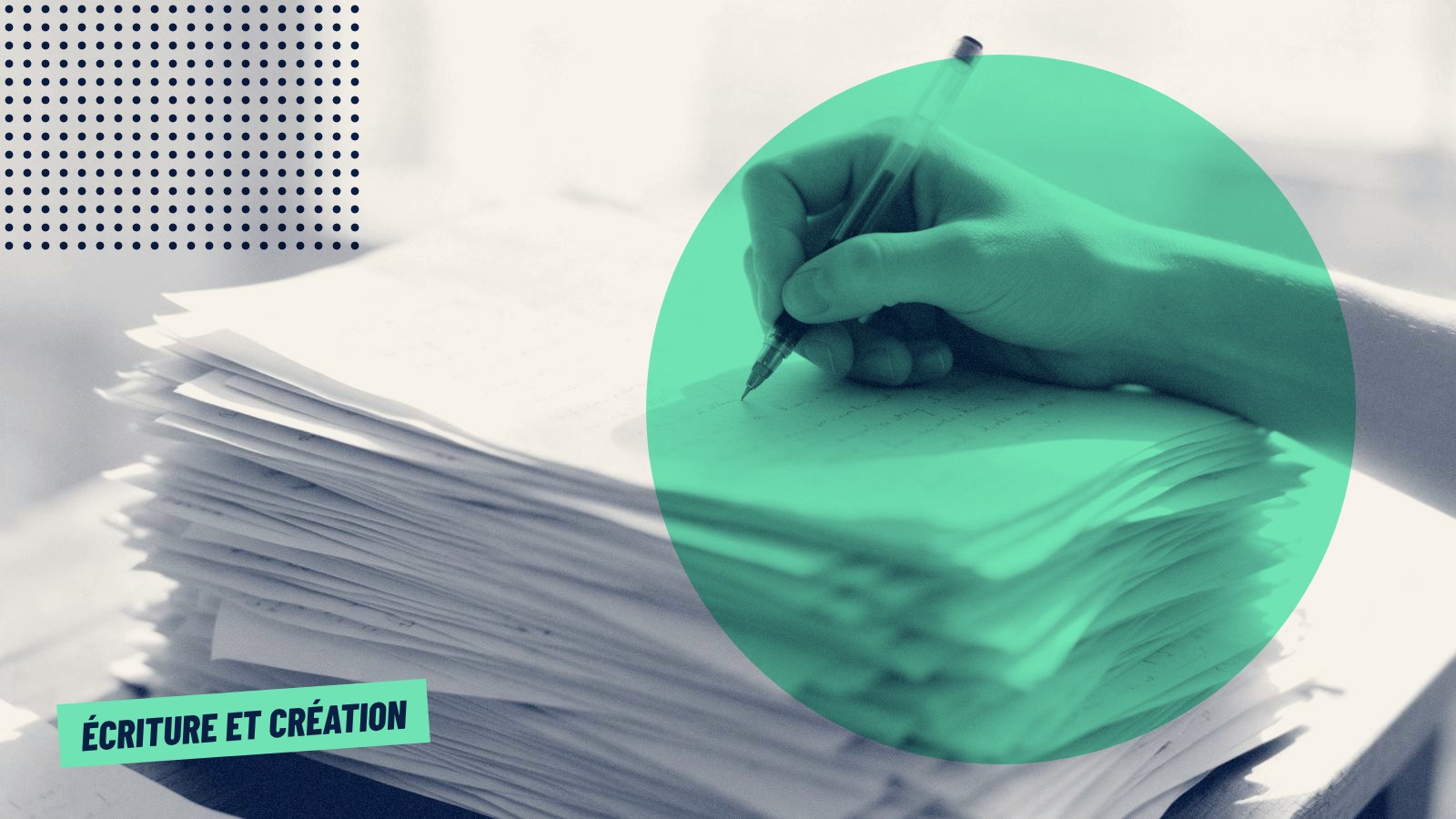 Une main écrit sur la première page d'une haute pile de feuilles manuscrites