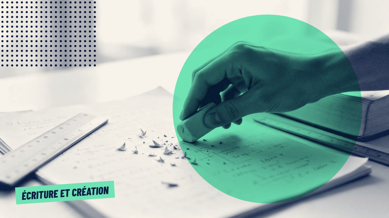 Une main efface un brouillon rempli de notes, près d’une règle et d’un gros dictionnaire.