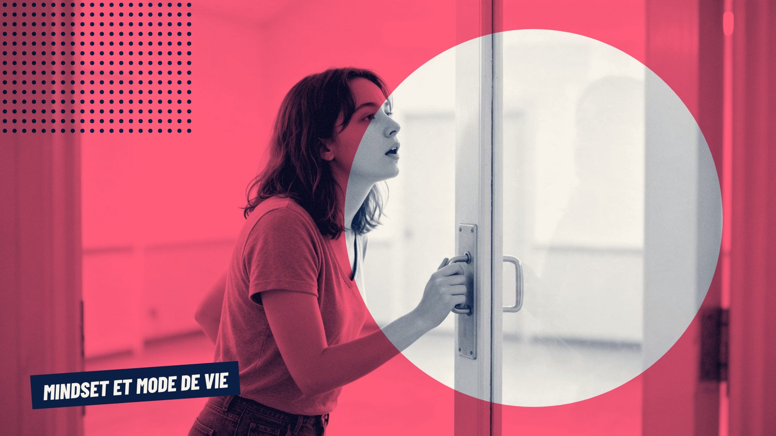 Devant la porte vitrée d’une petite salle communautaire, une jeune femme, la main sur la poignée, prend une inspiration.