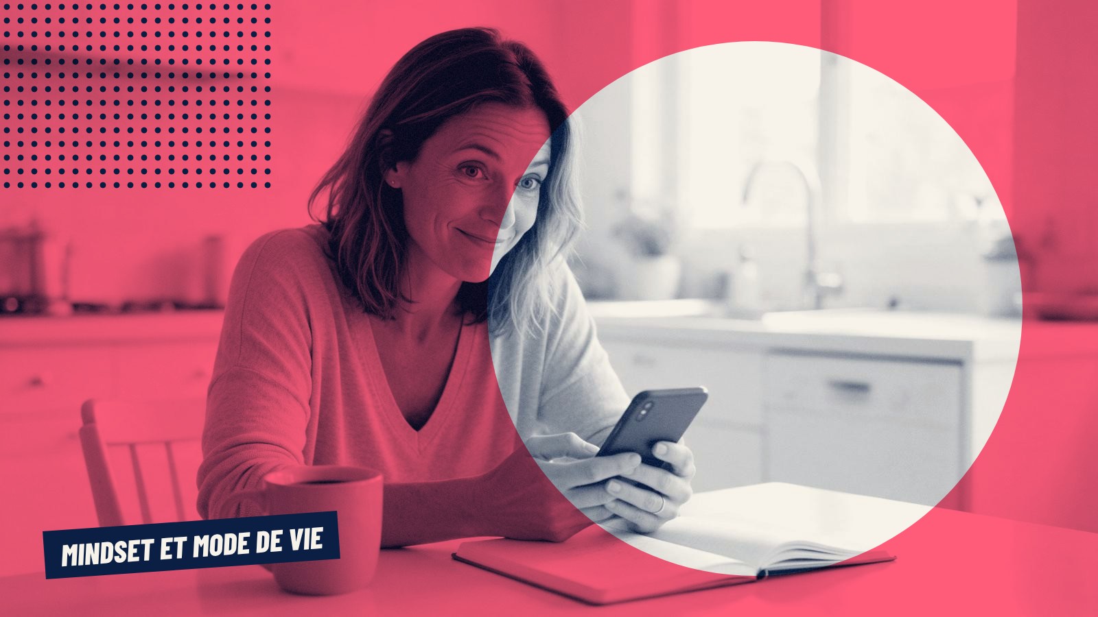 Une femme sourit en regardant son téléphone à la table de cuisine, carnet ouvert et tasse de café