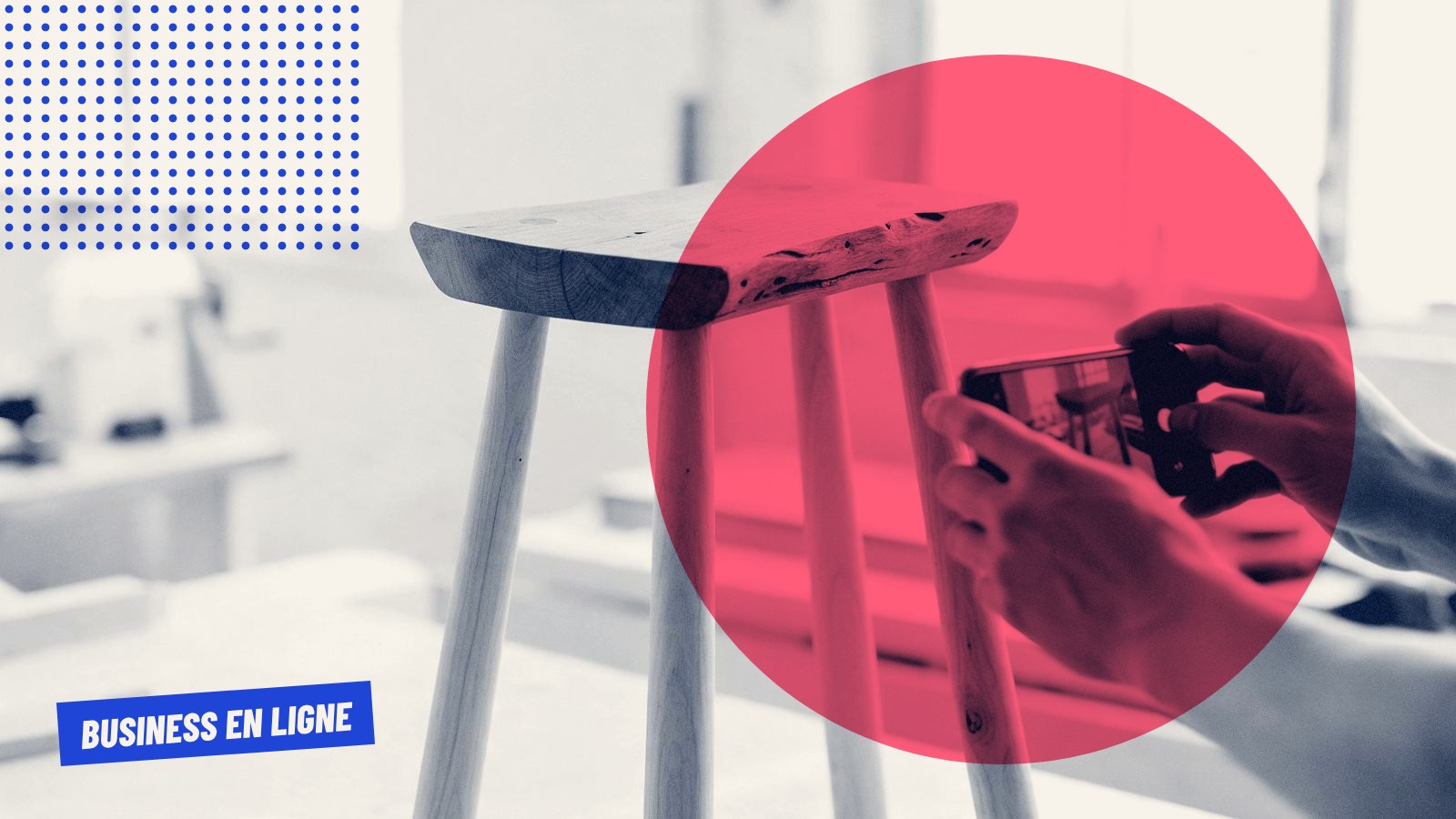 Des mains photographient un tabouret en bois fait à la main avec un téléphone, dans un atelier lumineux