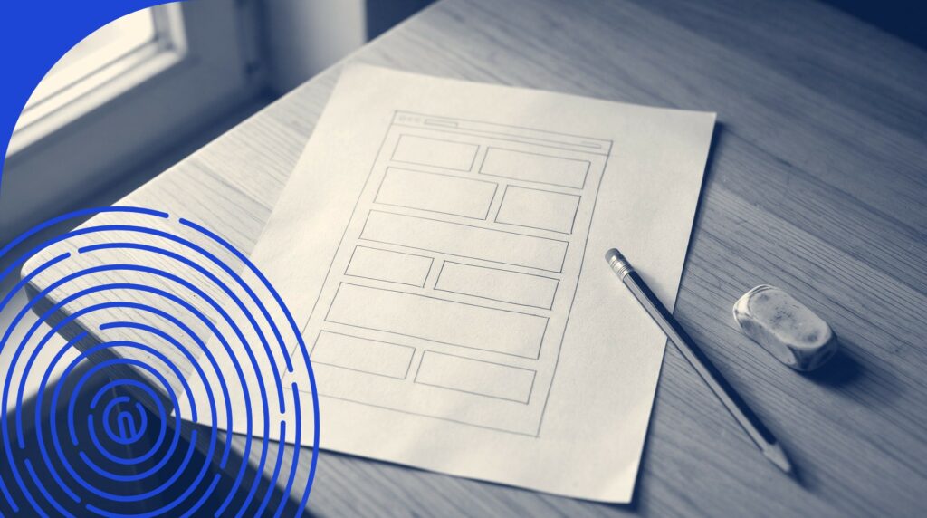 Croquis papier de la structure d'une page d'accueil en blocs superposés, avec crayon et gomme