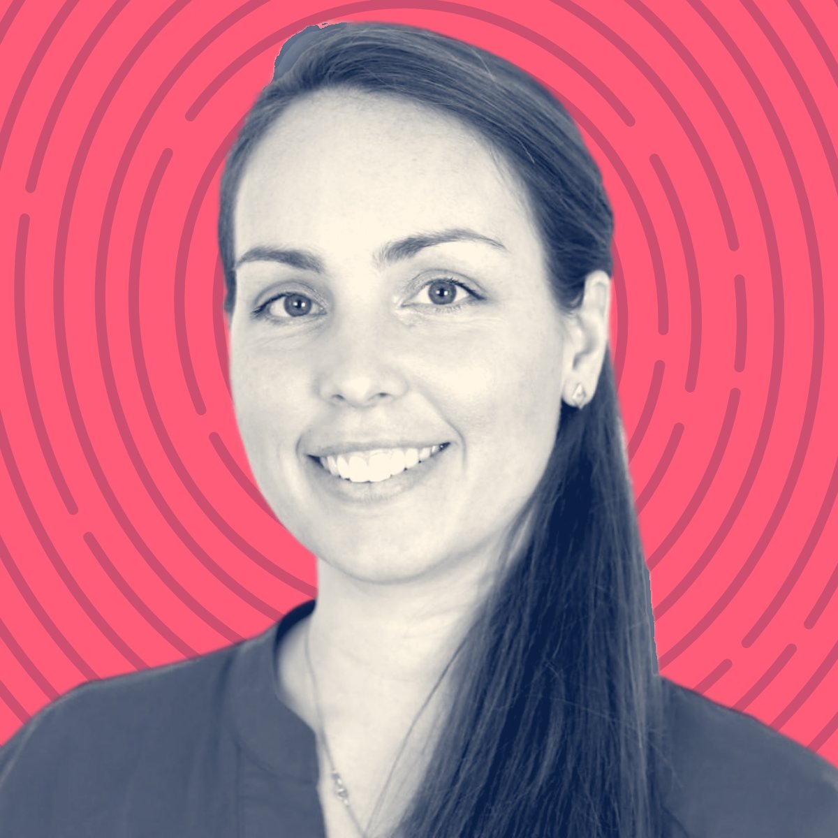 Portrait de Sarah, photographe et spécialiste médias sociaux, sur fond rose